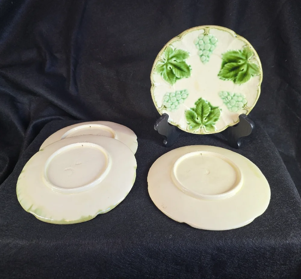VTG Majolica Green Grapes and Leaves 1920-33 Czechoslovakia #830 7” Salad Plate